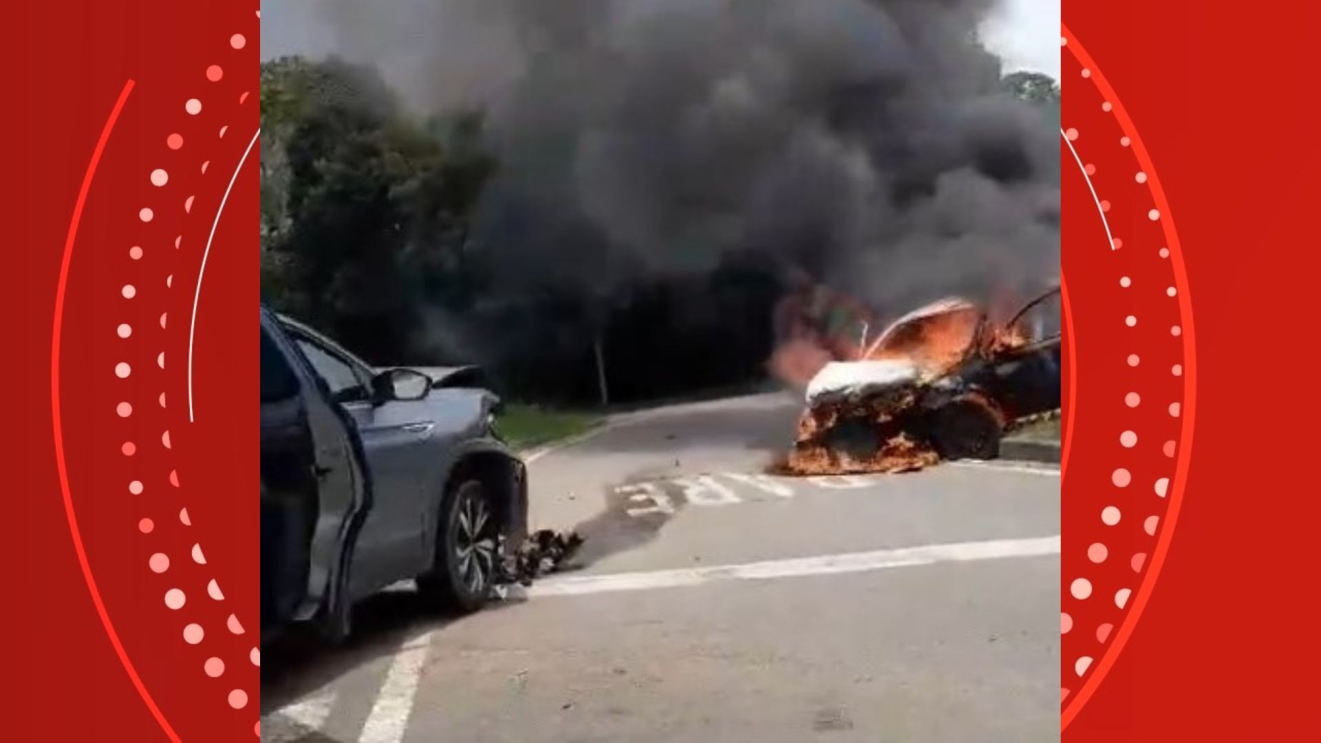 VÍDEO: batida entre três veículos deixa um carro em chamas e uma pessoa ferida em Guarapari, no ES