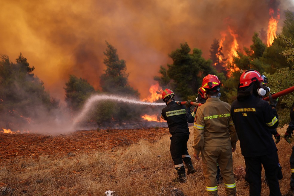 Bombeiros combatem chamas em área florestal próximo à vila de Agia Paraskevi, na Grécia, em 2 de agosto de 2026. — Foto: REUTERS/Stelios Misinas