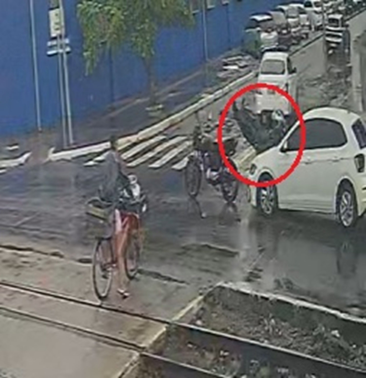 VÍDEO: motociclista é arremessado sobre capô de carro após colisão em cruzamento em Maceió