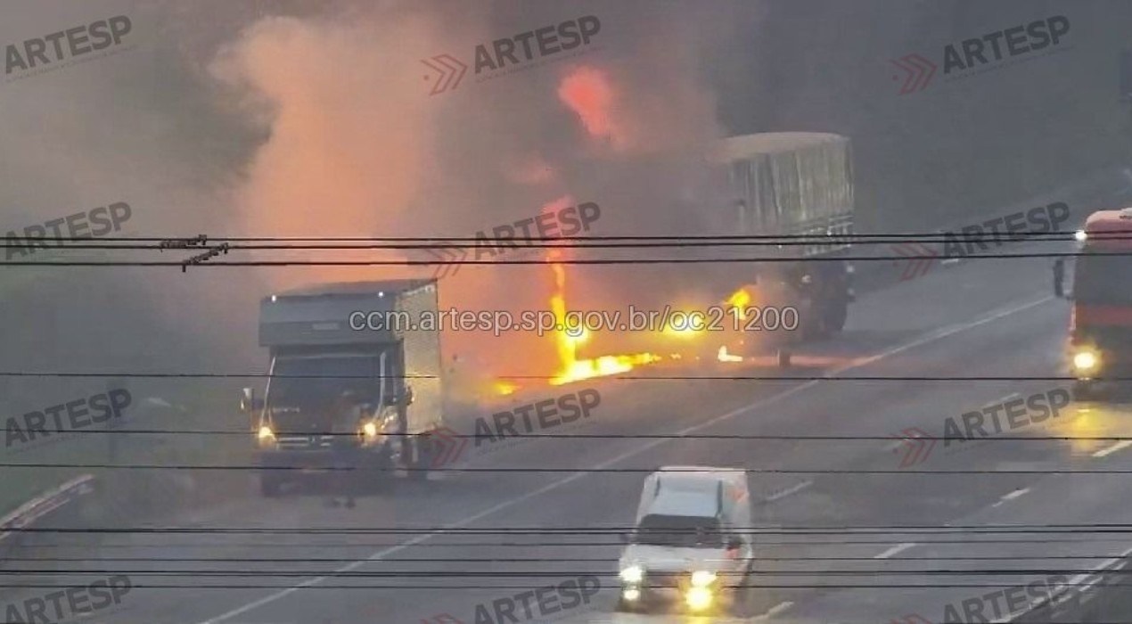Carreta vazia pega fogo na Castello Branco e mobiliza bombeiros em Araçariguama