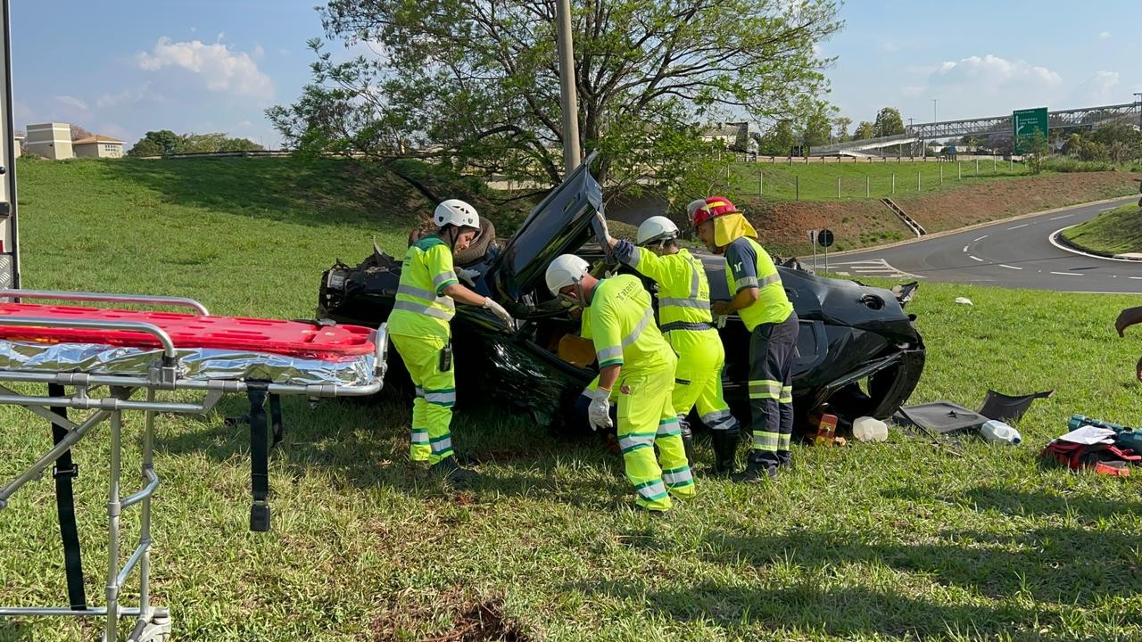 Capotamento de carro deixa uma vítima em estado grave em rodovia de Limeira