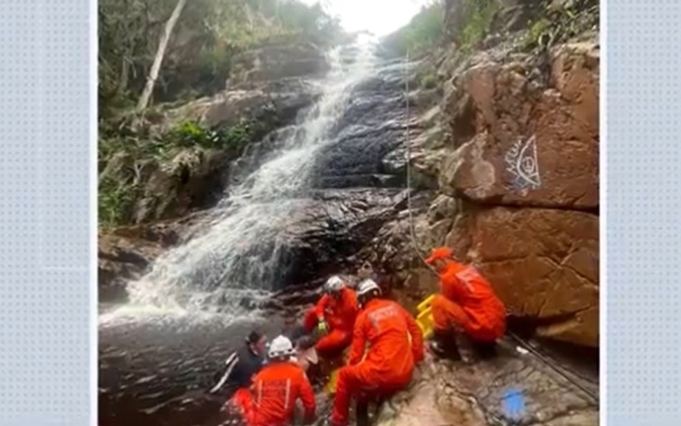 Adolescentes ficam feridos após caírem em cachoeira no norte da Bahia — Foto: Reprodução/TV São Francisco