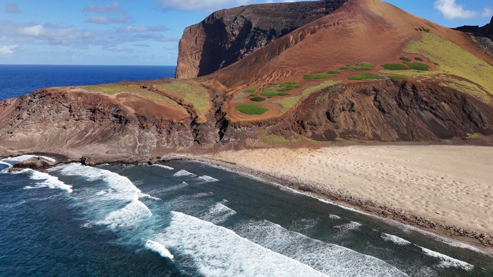 Praia das Tartarugas, na Ilha da Trindade, Espírito Santo, recebe grande quantidade de lixo — Foto: Ramon Porto/TV Gazeta