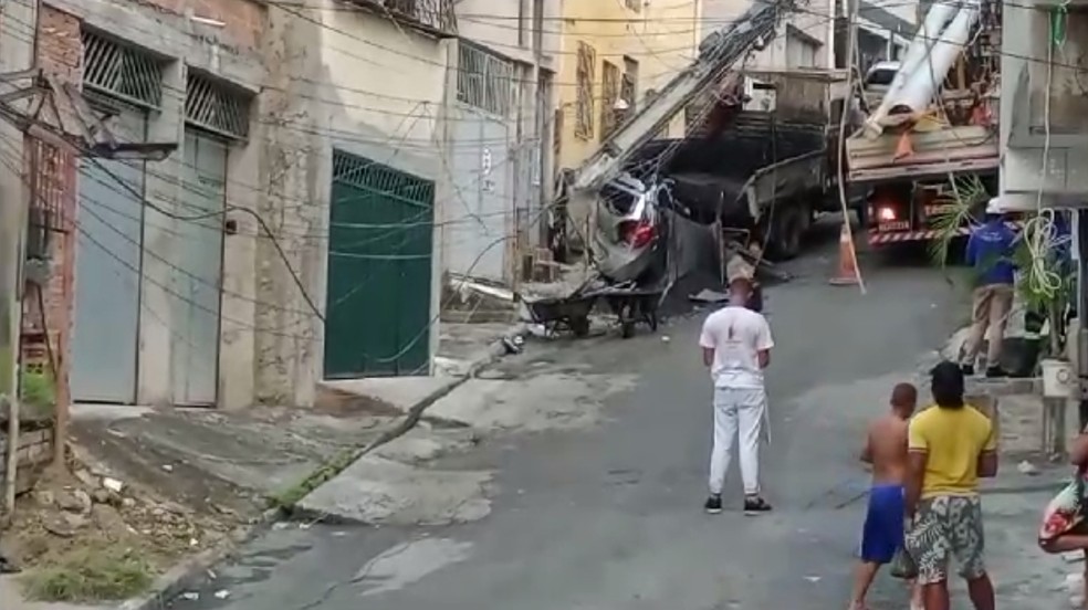 Caminhão desce desgovernado e bate em poste no bairro de Tancredo Neves, em Salvador — Foto: Arquivo pessoal