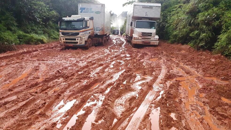 Caminhões atolados na BR-156, no Amapá — Foto: PRF/Divulgação