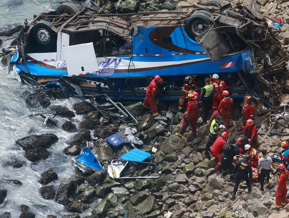 Queda de ônibus de precipício deixa mortos no Peru | Mundo | G1