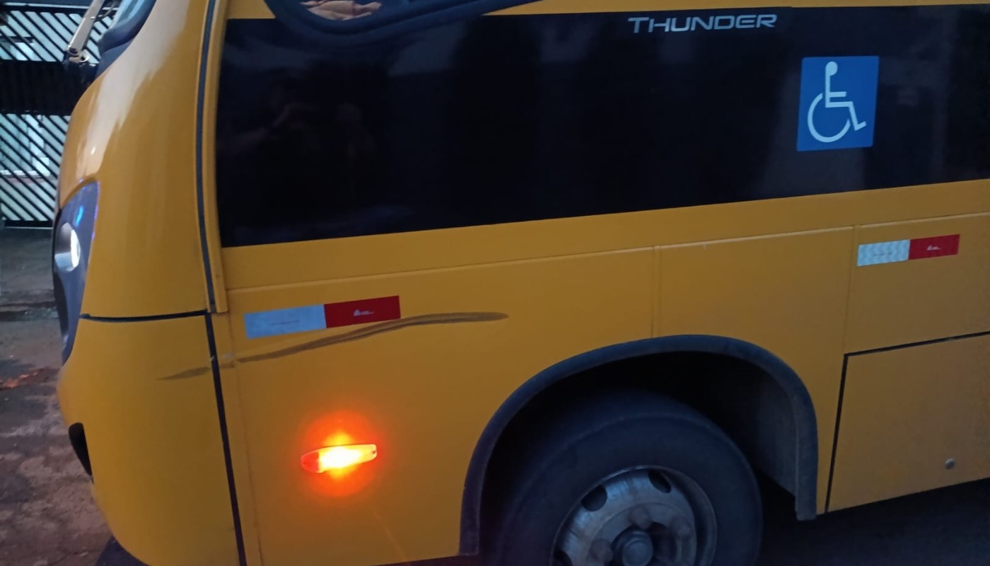 Motociclista fica em estado grave após bater em micro-ônibus escolar que desviava de buraco em Cosmópolis
