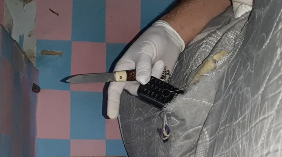 Na cela do suspeito, foram encontrados celulares e uma arma branca — Foto: SSP/SE