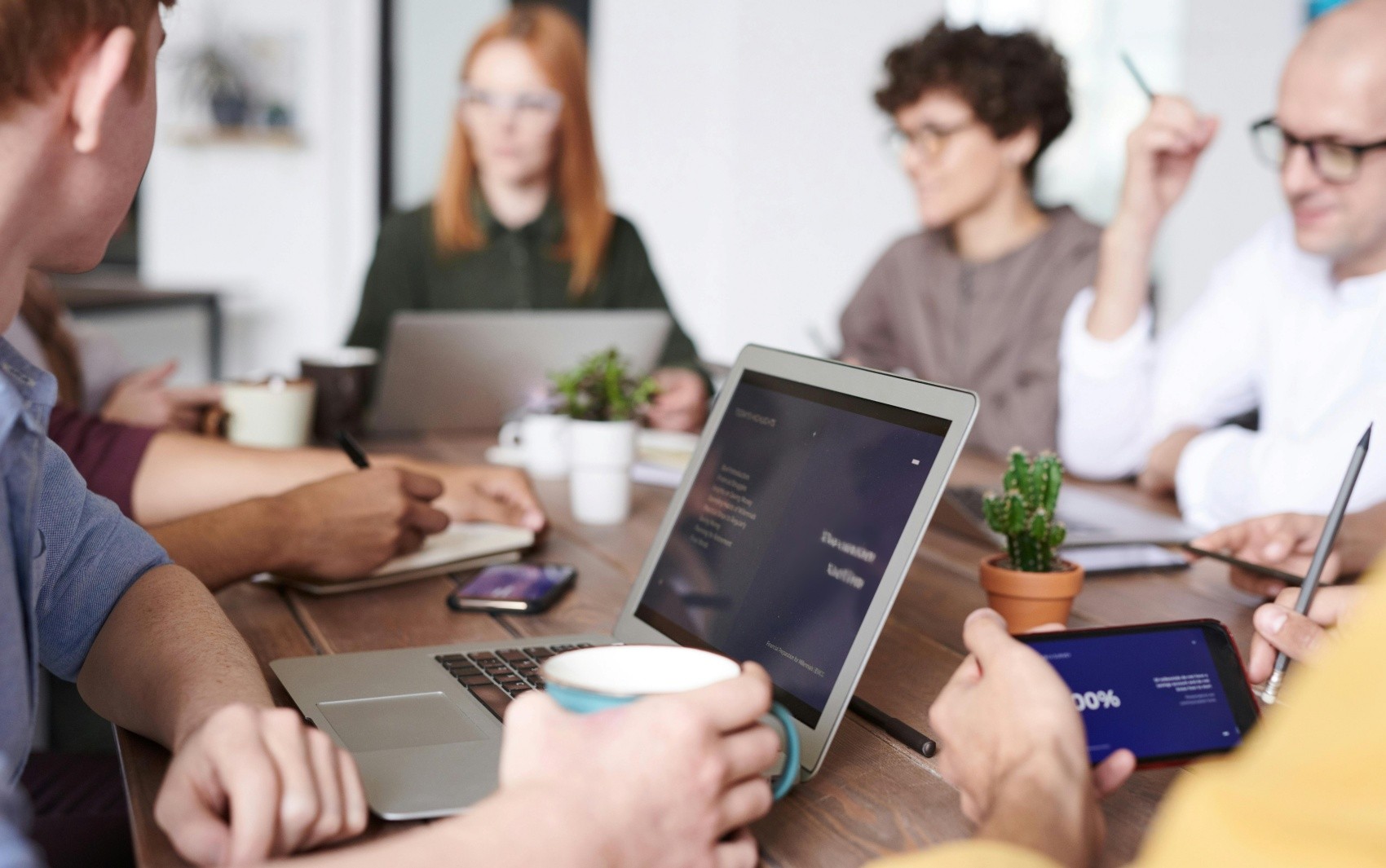 Trabalhadora será indenizada após ser eleita 'Rainha do Absenteísmo' em evento de empresa em MG