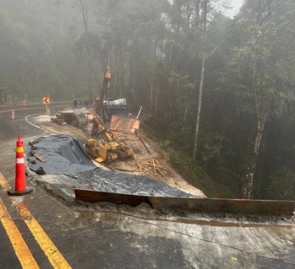 Asfalto cede após chuva e deixa trânsito em meia pista na BR-354, em Resende