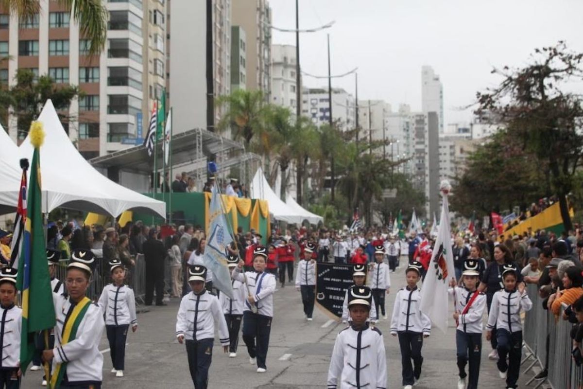 Desfile cívico é realizado na orla de Santos no dia da Independência; veja a programação