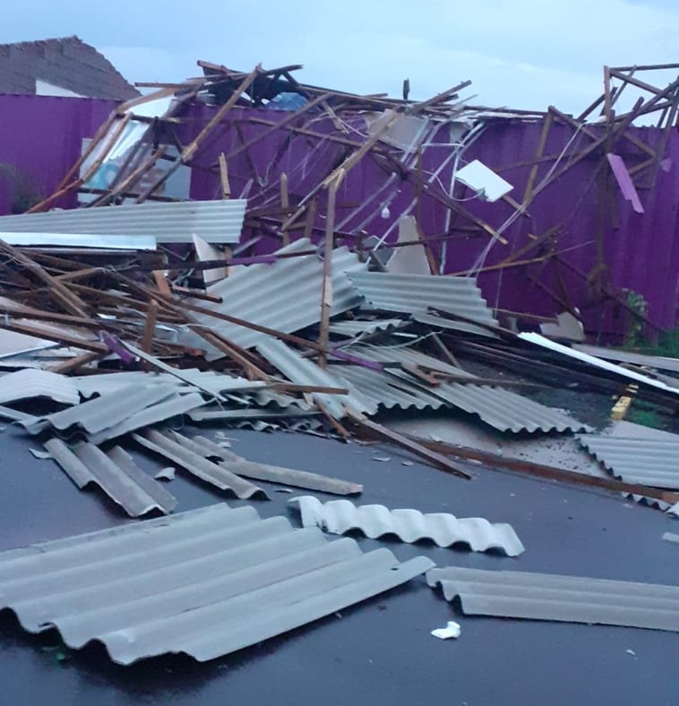 Destelhamento atingiu carro no Jardim Humberto Salvador, em Presidente Prudente (SP) — Foto: Cedida