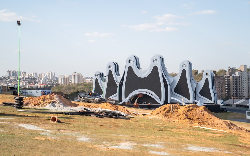 Preparativos para o palco New Dance Order, do The Town — Foto: Fábio Tito/g1