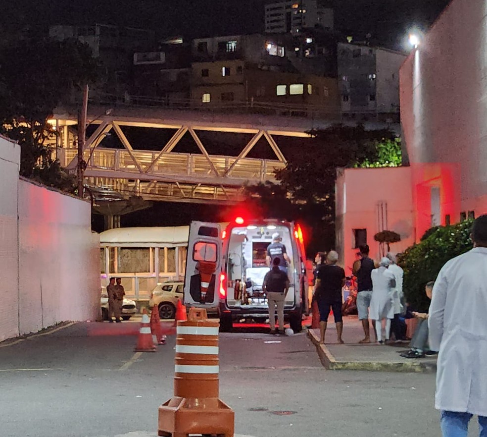 Jovem em ambulância é morto a tiros após veículo ser interceptado por homens armados em Salvador — Foto: Redes Sociais