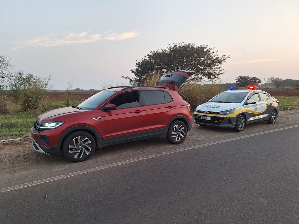 Motorista é presa por receptação ao ser flagrada dirigindo carro roubado e adulterado, em Teodoro Sampaio (SP) — Foto: Polícia Rodoviária
