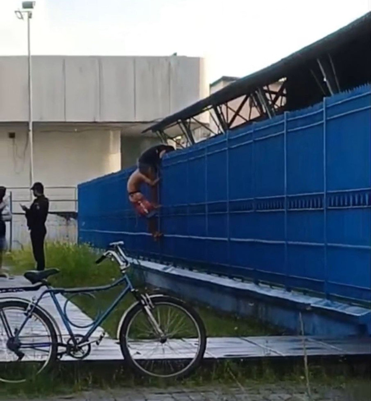 Adolescente fica presa em grade após invadir escola para tomar banho de piscina e é resgatada pelo Corpo de Bombeiros; VÍDEO