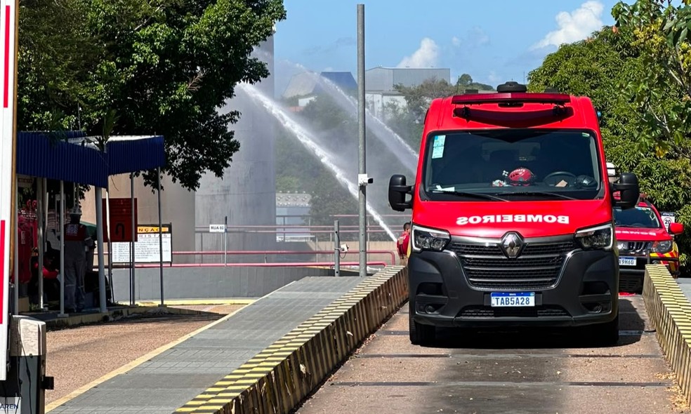No domingo (19), bombeiros continuam resfriando tanque onde ocorreu vazamento de gás em Manaus — Foto: Jadson Lima/g1 AM
