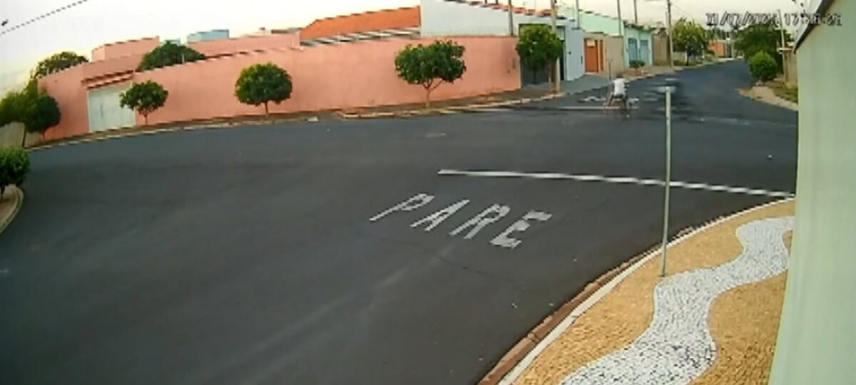 Criança em bicicleta motorizada morre e outra fica ferida após colisão com moto no interior de SP