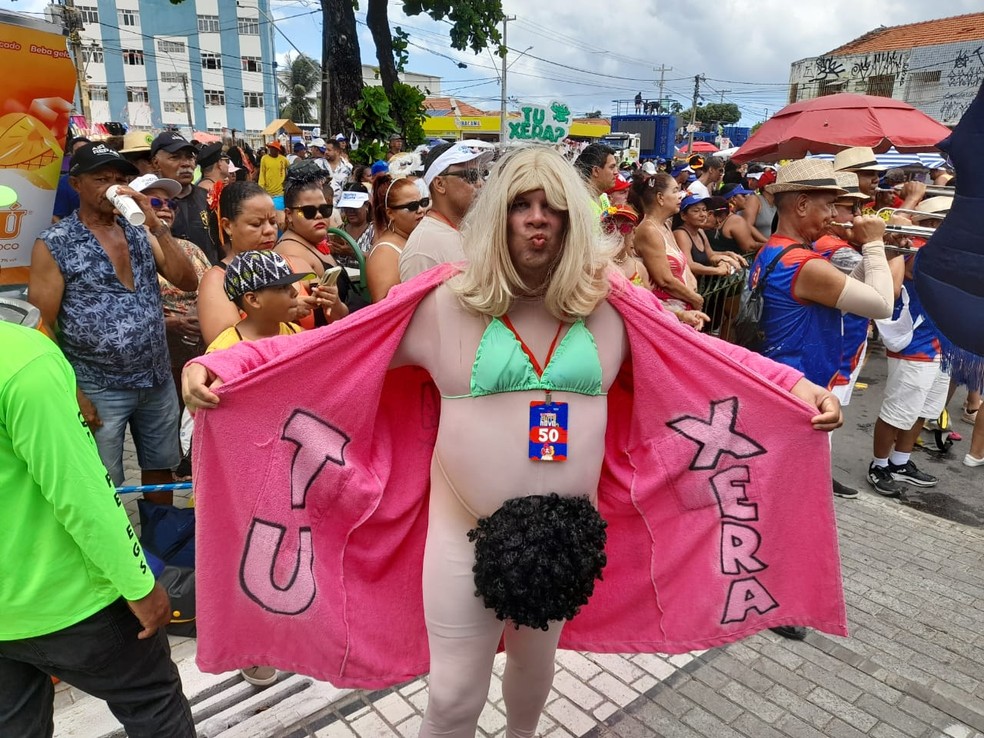 Marcelo Silva de Andrade com a fantasia 'Tu xera', no desfile do bloco Virgens do Bairro Novo, em Olinda — Foto: Artur Ferraz/g1