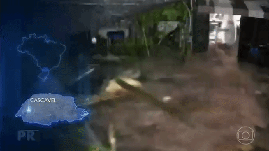 Em Cascavel, câmera registra a enxurrada que destruiu uma confeitaria