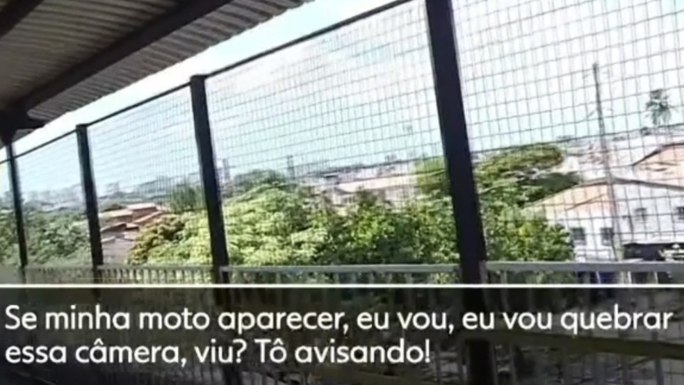Motociclista ameaça equipe de TV. — Foto: Reprodução/TV Verdes Mares