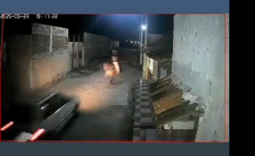 Homem é arremessado de cavalo após batida contra carro em Sanharó; VÍDEO