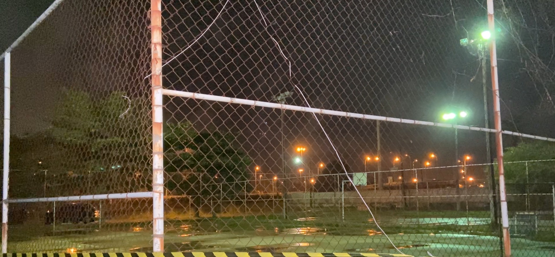 Criança morre eletrocutada ao encostar em grade energizada de quadra durante brincadeira, em João Pessoa