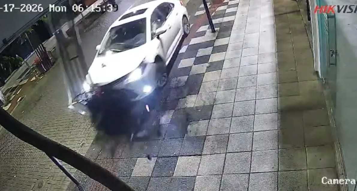 VÍDEO: Motorista invade contramão, arrasta estrutura e abandona carro após batida em SC; polícia investiga