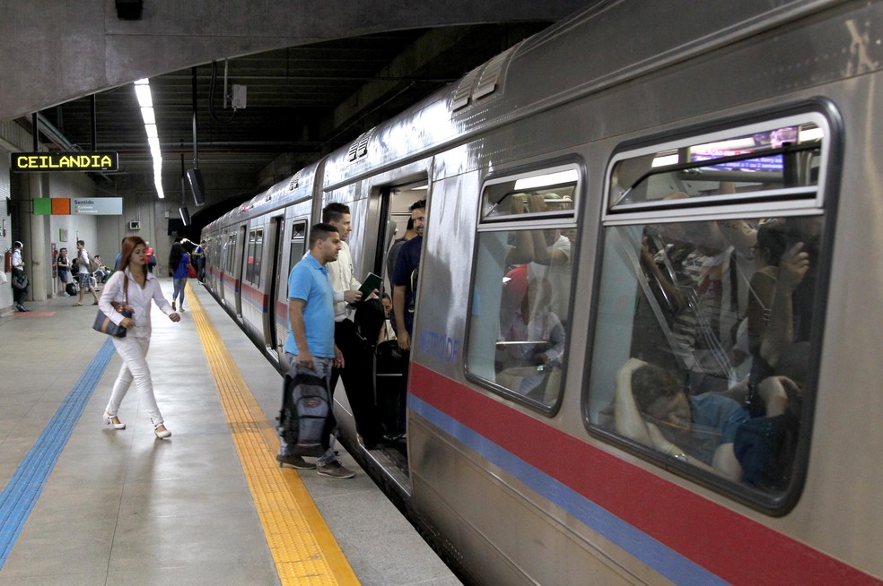 Passageiros embarcam na estação Ceilândia do Metrô de Brasília — Foto: Toninho Tavares/Agência Brasilia