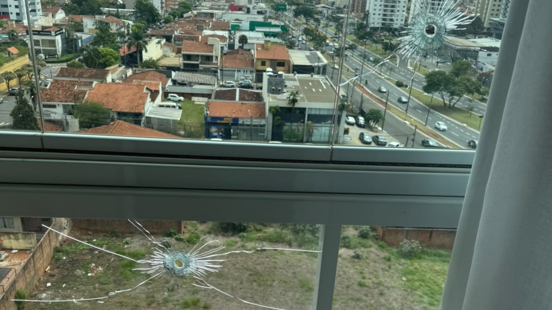 Médico armado escala prédio até o 6º andar, invade apartamento de ex e é socorrido baleado em Bauru