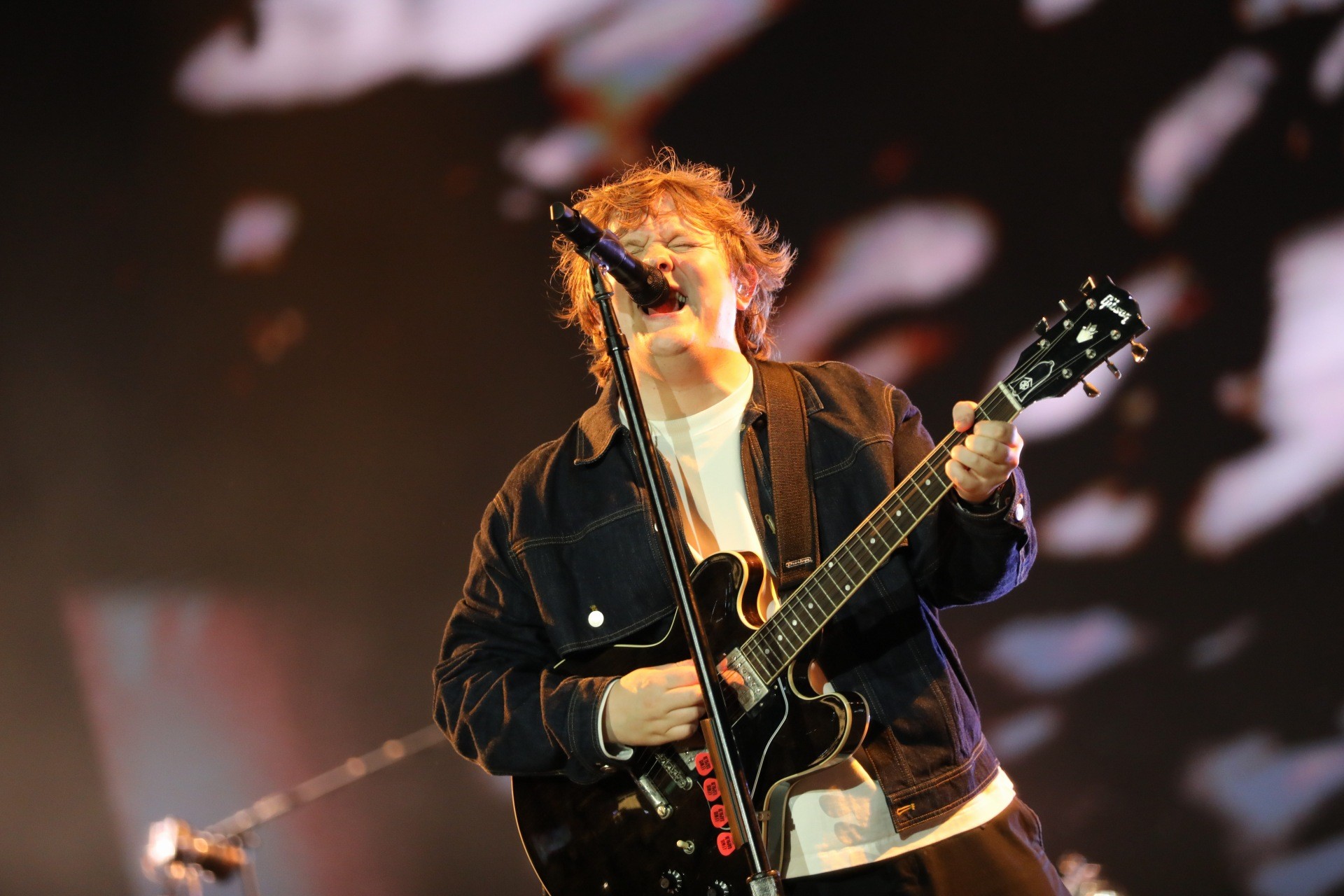 f99a1011 Lewis Capaldi estreia no Brasil dividido entre boas piadinhas e ótimo pós-britpop sofrido