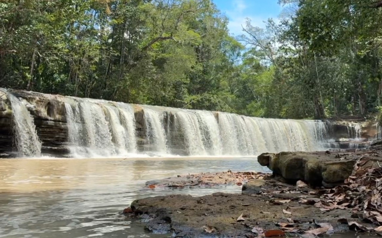 Água de Cachoeira muda de cor no AM: fiscalização apura possível dano ambiental na cachoeira Natal em Presidente Figueiredo