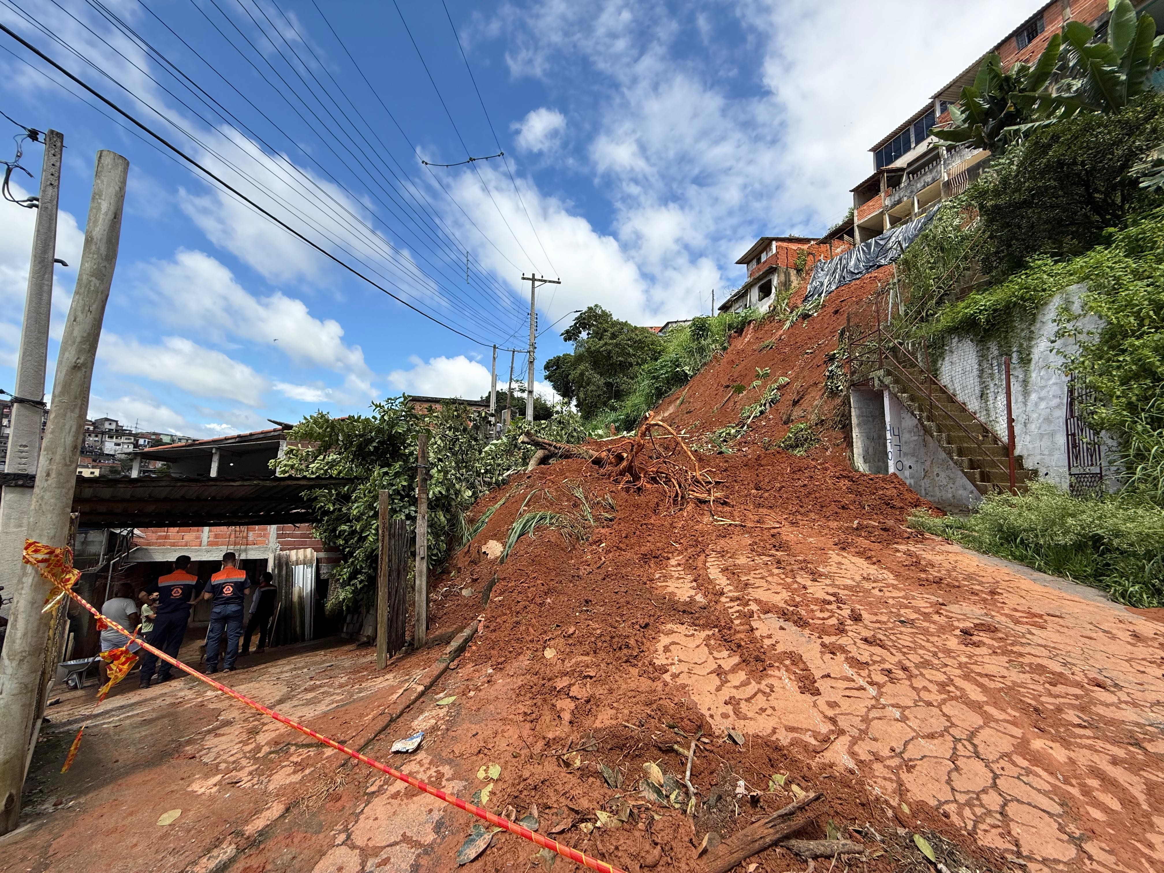 Chuva causa deslizamento em Santa Isabel: 'Foi livramento, poderia ter acontecido algo pior'