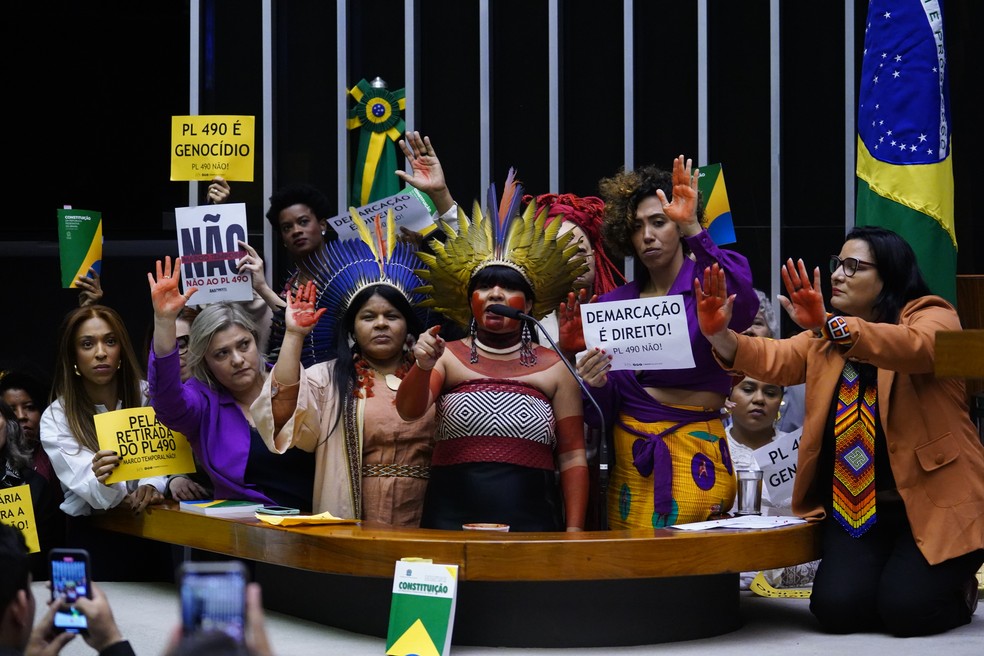 Deputadas protestam contra projeto do marco temporal para demarcação de terras indígenas. — Foto: Pablo Valadares/Câmara dos Deputados