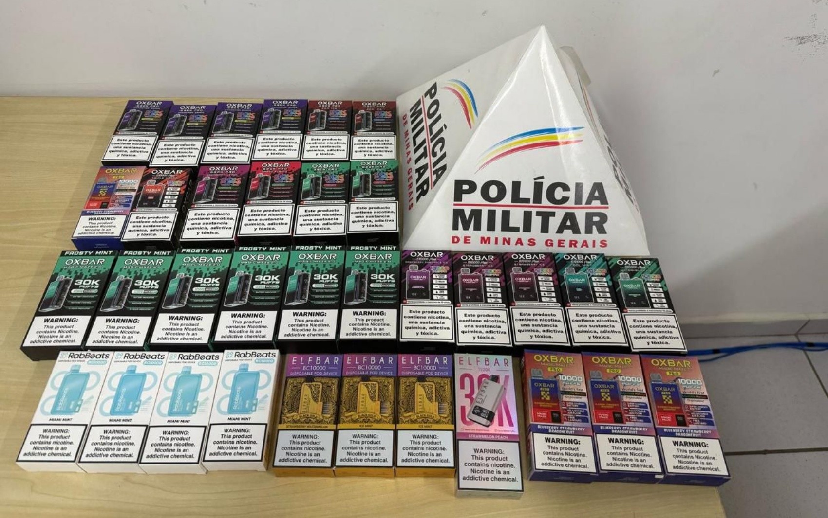 Cigarros eletrônicos, conhecidos como 'vapes', são apreendidos durante operação no Centro de Poços de Caldas, MG