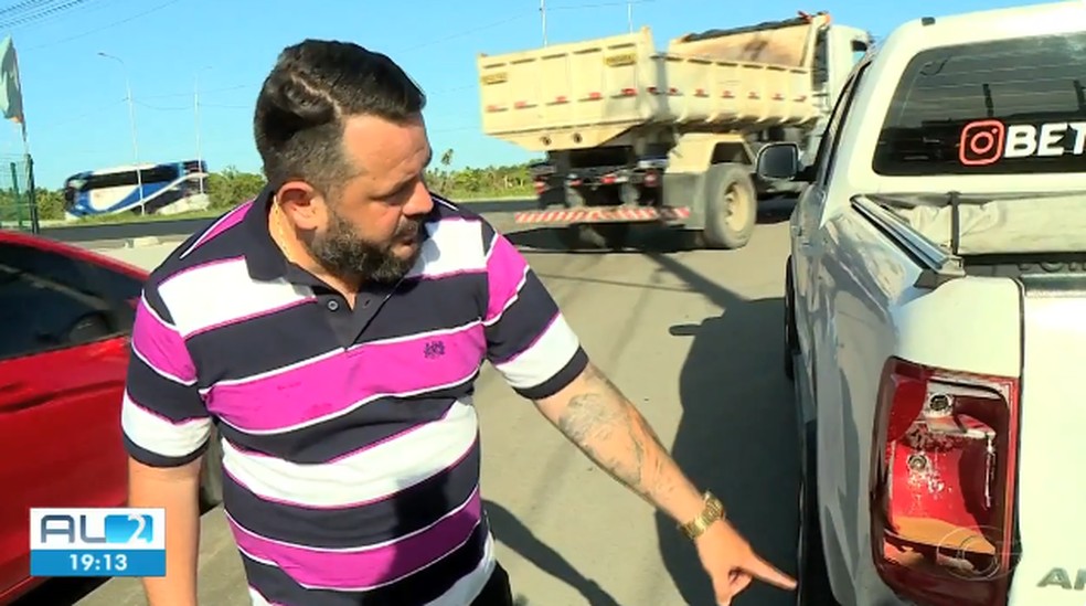 Empresário mostra parte de estragos que motorista bêbado e sem habilitação sem fez no carro dele em estacionamento em AL — Foto: Reprodução/TV Gazeta
