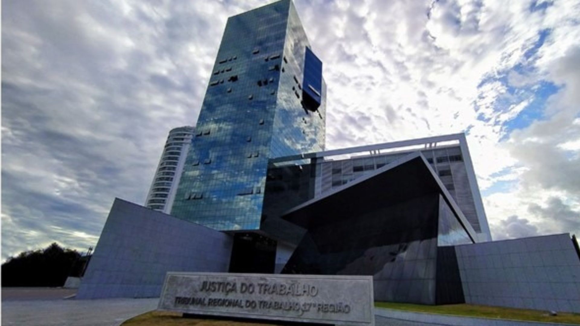 Empresa que atua em navio-plataforma é condenada a pagar R$ 160 mil a funcionária que sofreu gordofobia e assédio no ES