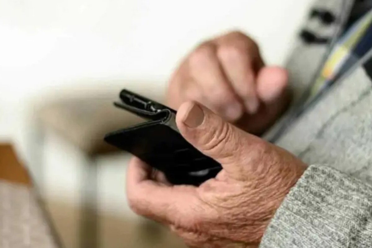 Oficina gratuita em Campo Grande ensina idosos a mexer no celular e se proteger de golpes