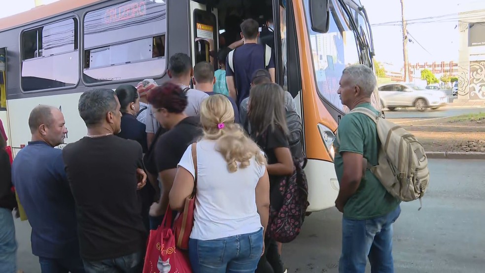 Passageiros enfrentam paradas de ônibus lotadas após falha no Metrô, no DF  | G1