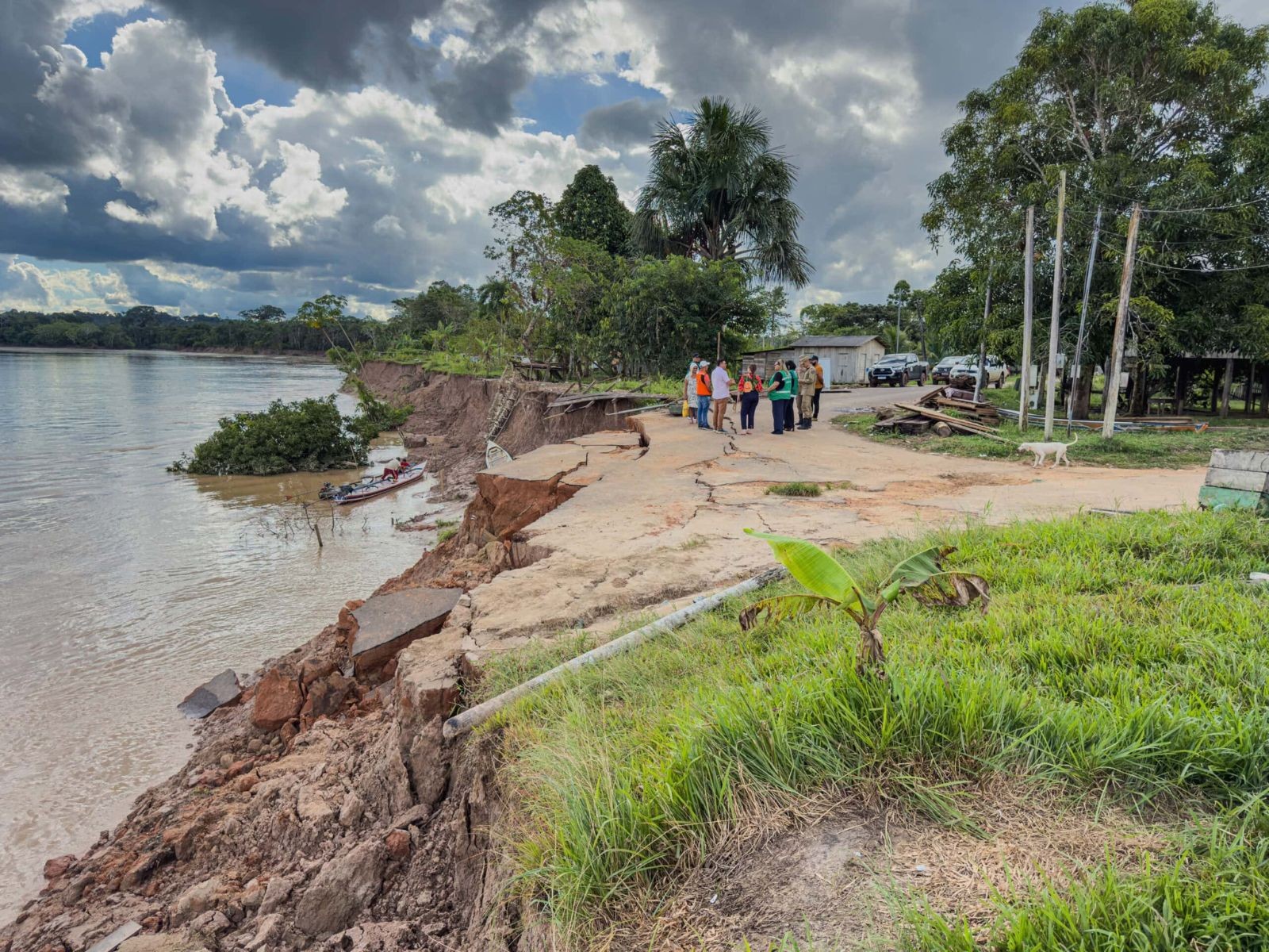 Famílias são retiradas de casa após desbarrancamento de terra às margens do Rio Juruá no Acre
