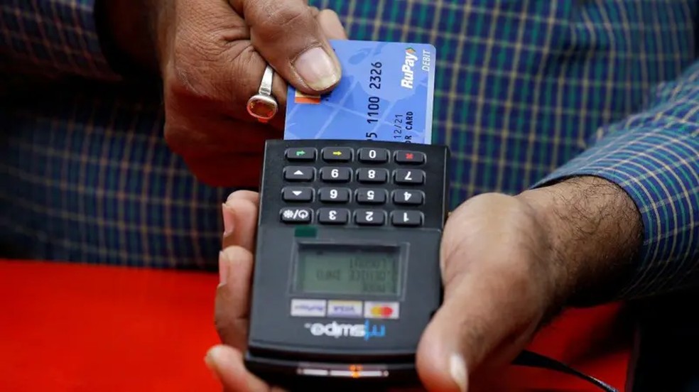 Consórcio indiano também lançou cartão de crédito e débito, chamado de RuPay — Foto: Reuters via BBC