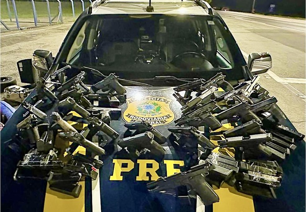 Casal com criança é preso com 28 armas de diferentes países escondidas em carro no Paraná — Foto: PRF