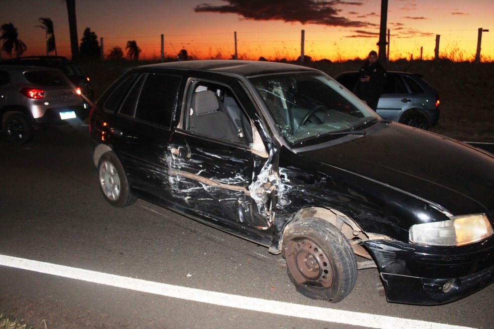 Carro onde estvam enfermeiras foi atingido na lateral em Matão — Foto: Matão Urgente