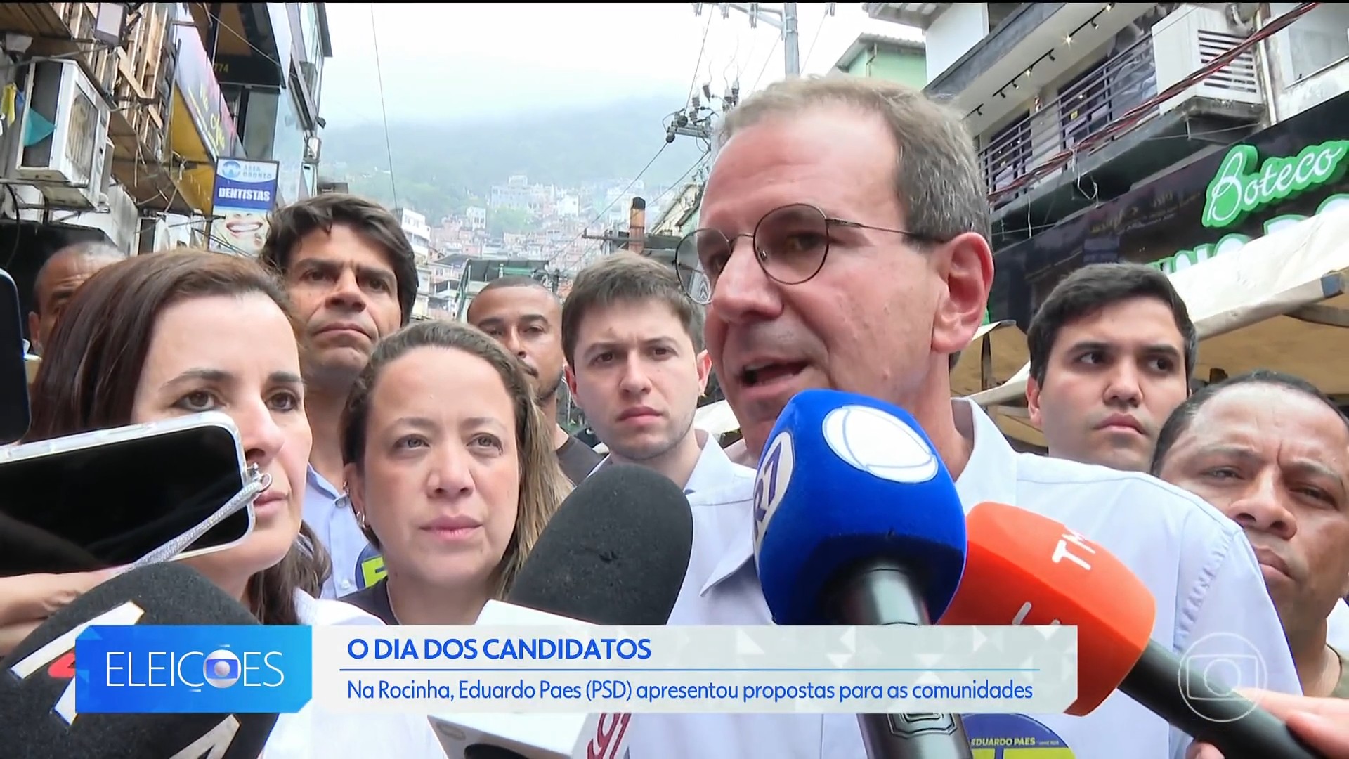Paes promete captar recursos para criar programa de obras de urbanização em comunidades