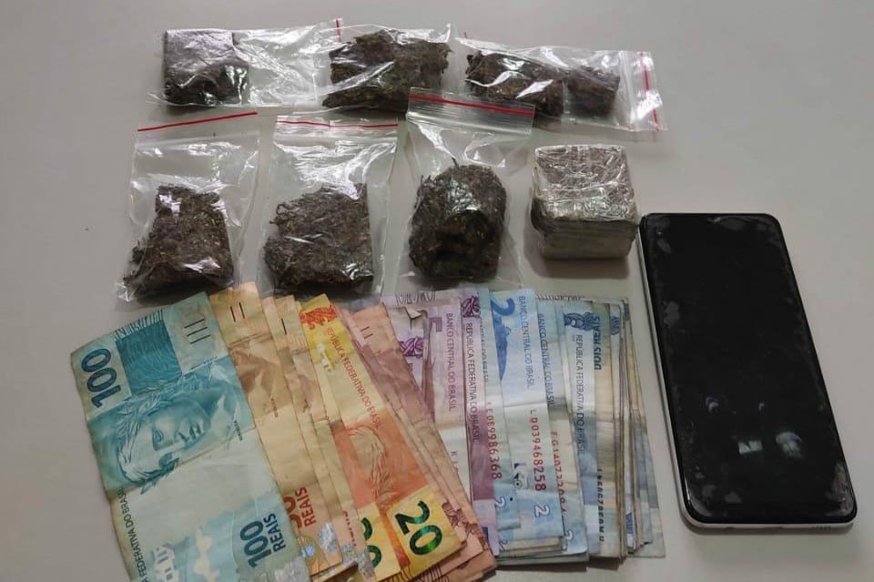 Rapaz tenta se desvencilhar de pochete com droga e acaba preso em flagrante por tráfico em Presidente Venceslau