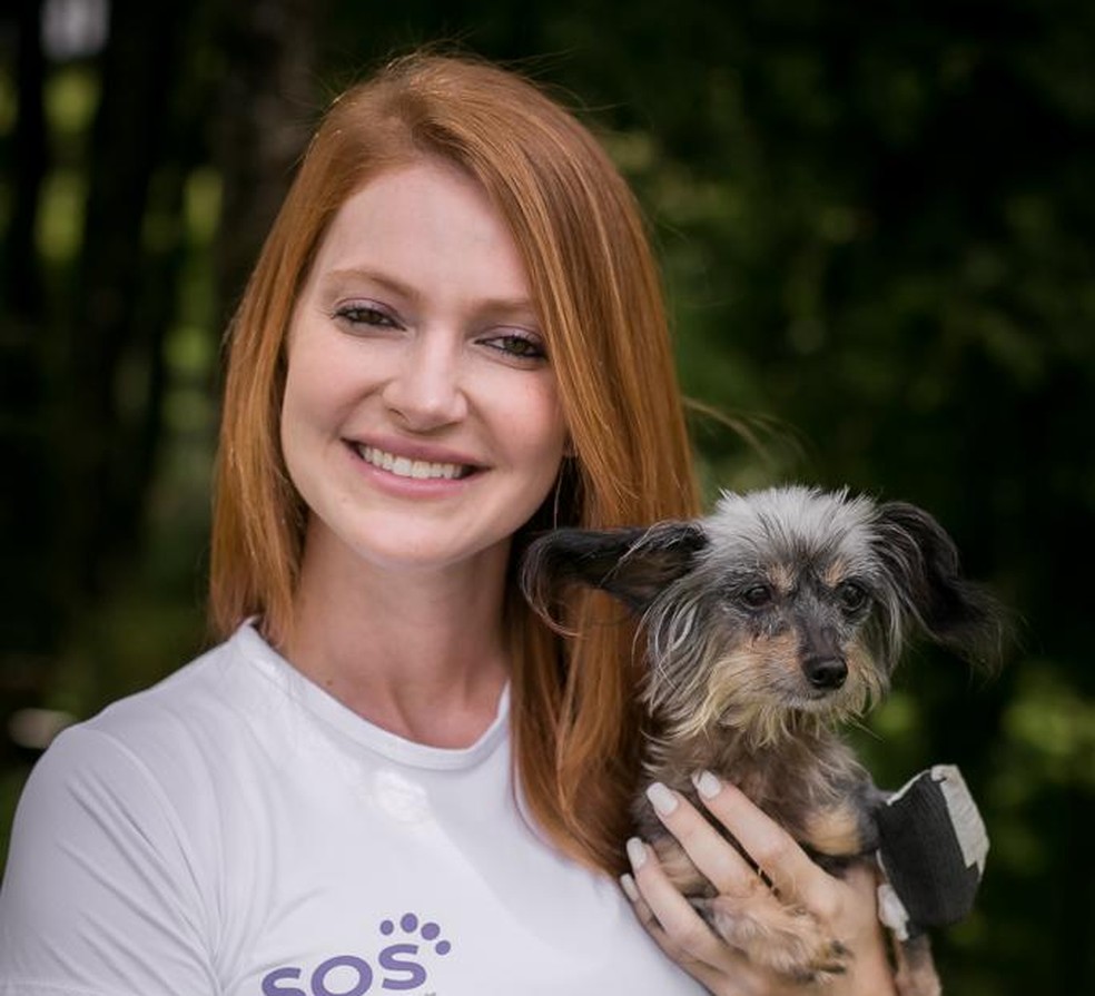 Mariana com um dos caezinhos do Instituto — Foto: Instituto SOS 4 Patas