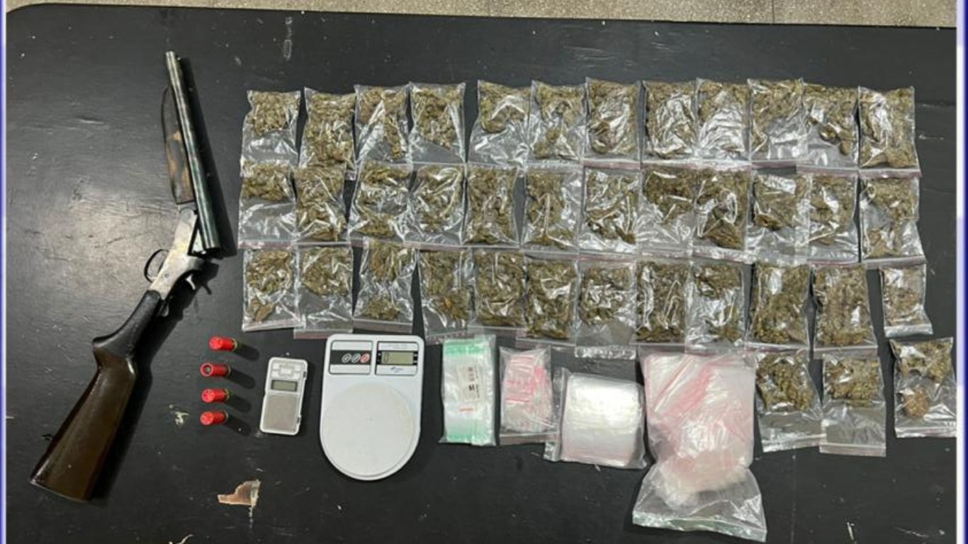 Homem é preso com 39 porções de maconha, arma e munições em Garanhuns
