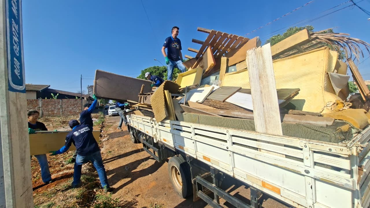 No primeiro dia, mutirão de limpeza recolheu quase 37 toneladas de material inservível