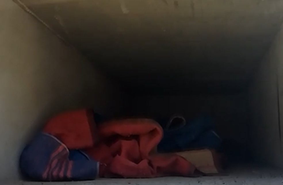 Gaveta de cemitério em que morador de MG estava vivendo há mais de mês  — Foto: Reprodução / Tiago Daniel