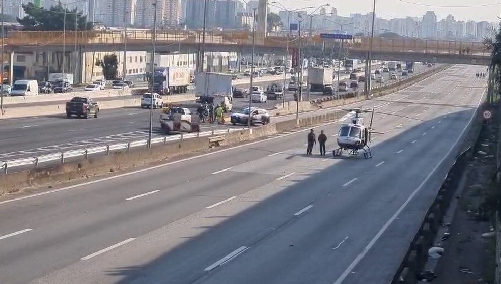 Acidente entre carro, moto e caminhão deixa uma pessoa ferida na rodovia Presidente Dutra em SP — Foto: Val Paz/TV Globo